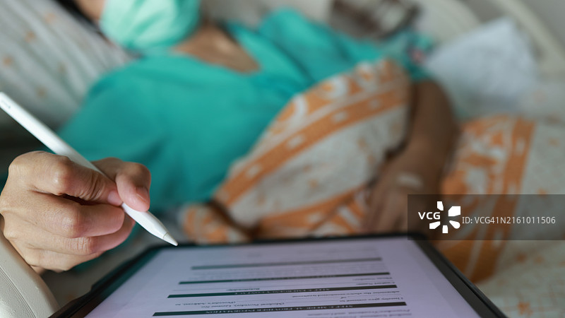 商业医学。老年妇女患者在医生办公室手签医疗保险合同的特写。女医生在医院指示成熟的女士客户在医疗同意书上签字图片素材