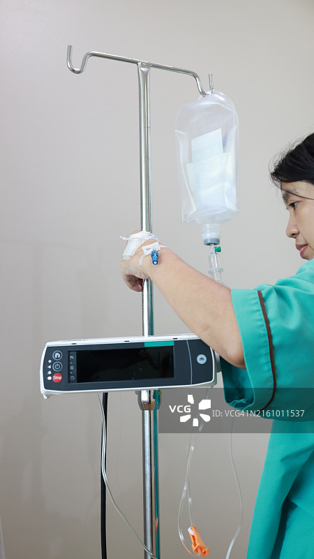 亚洲女病人接受输液治疗图片素材