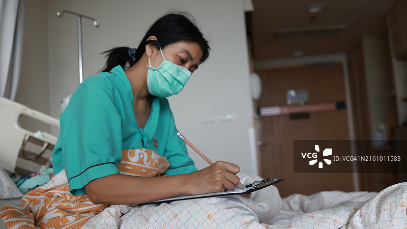 商业医学。老年妇女患者在医生办公室手签医疗保险合同的特写。女医生在医院指示成熟的女士客户在医疗同意书上签字图片素材