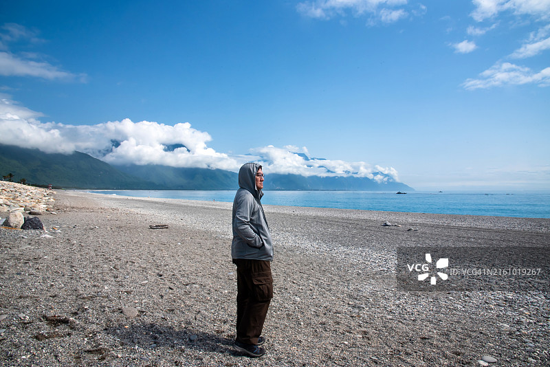 亚裔游客沉浸在中国台湾花莲七星潭的美景中图片素材