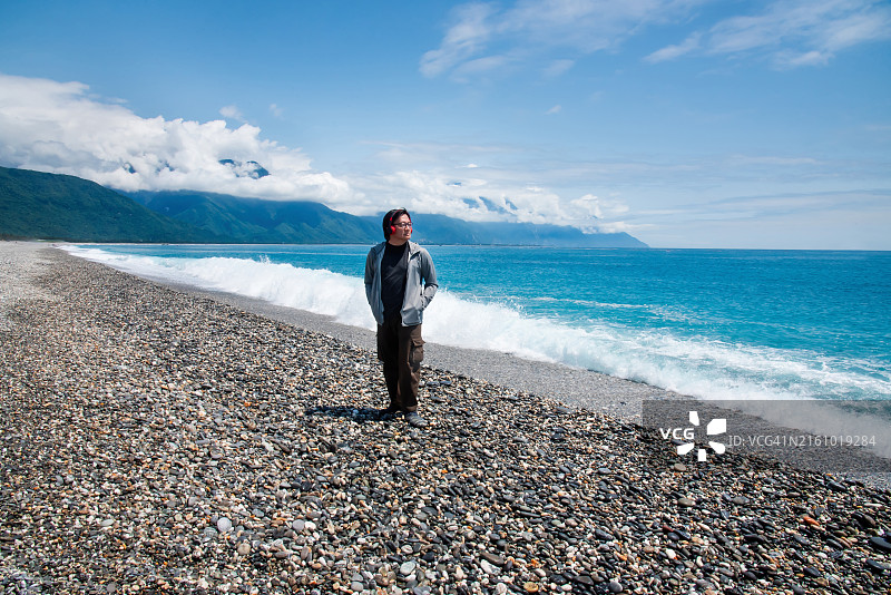 在台湾花莲七星潭享受音乐的亚洲男游客图片素材