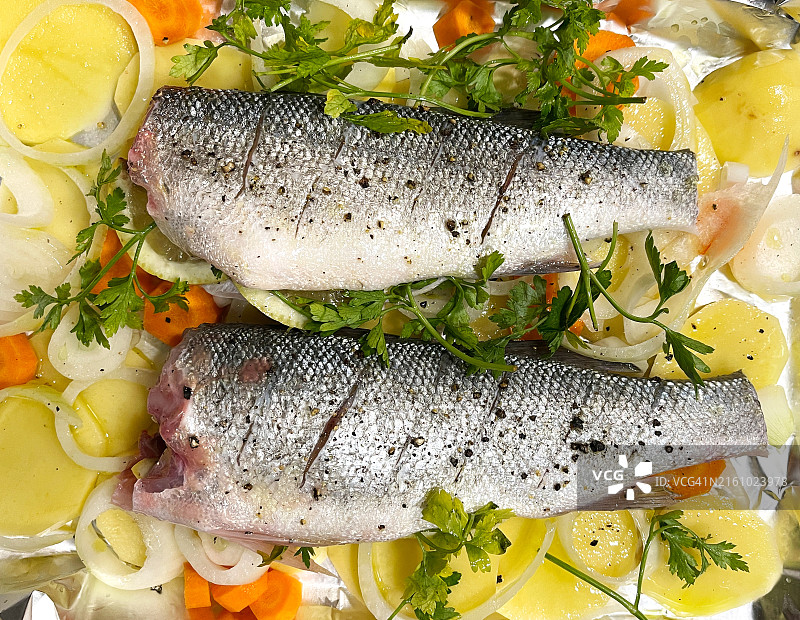 烤箱蔬菜新鲜鲈鱼图片素材