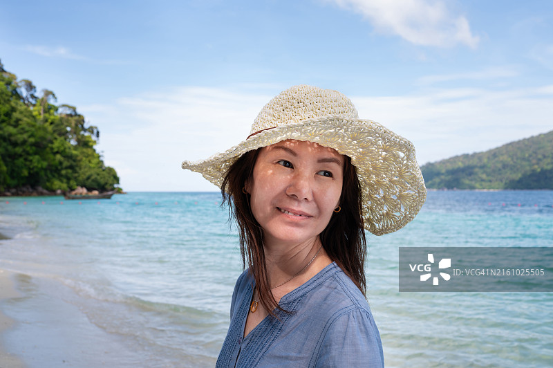 在泰国海边放松的中年亚洲妇女图片素材