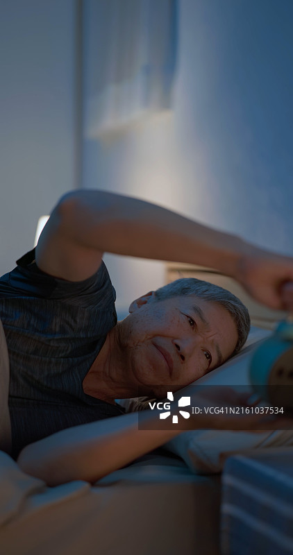 夜晚失眠的老人图片素材