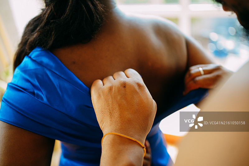 身穿传统结婚礼服的非洲裔妇女，从背面观看特写镜头，无法辨认面部图片素材