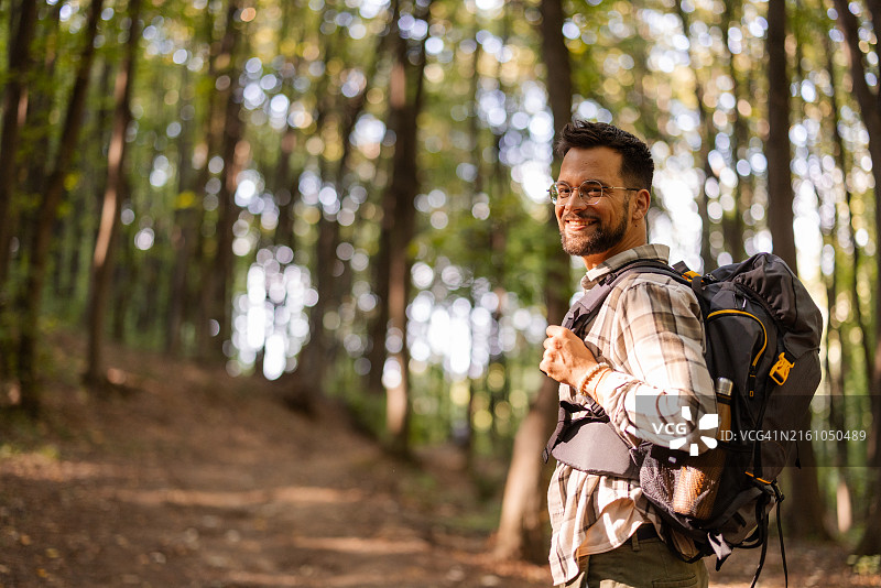 离开公路去寻找一些小路图片素材
