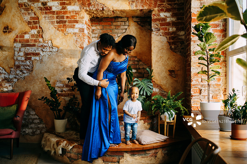 幸福黑人夫妇与孩子在温馨家中图片素材