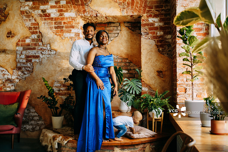 幸福黑人夫妇与孩子在温馨家中图片素材