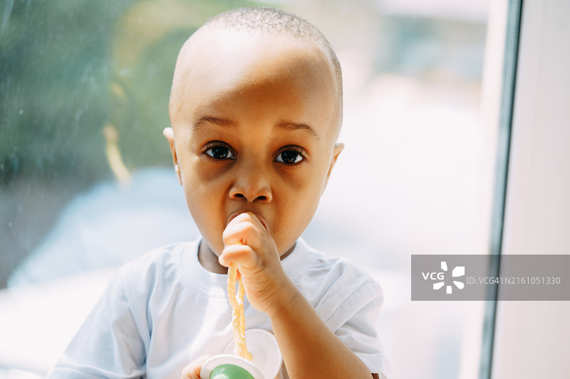非洲裔幼儿在家中窗边玩耍图片素材