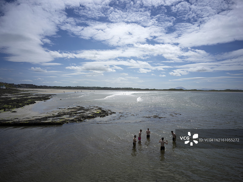 五名年轻男子在Enniscrone海滩图片素材