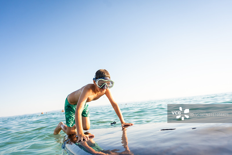 在冲浪板上的男孩图片素材