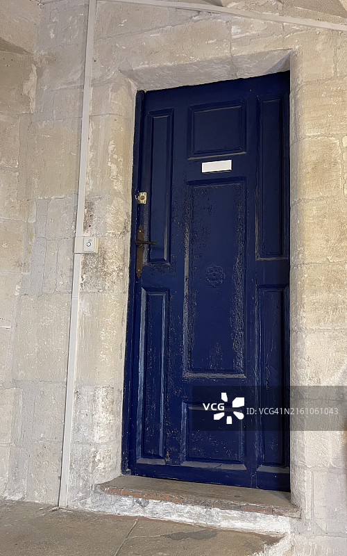 法国阿尔勒古镇的复古门图片素材