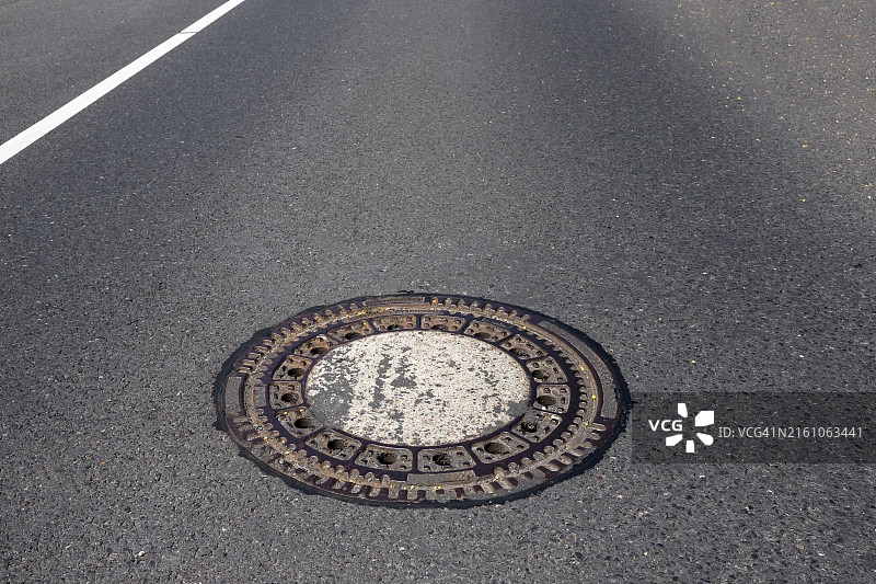 道路上的井盖图片素材