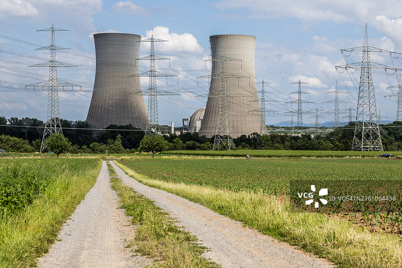 通往核电站的道路，巴伐利亚电塔与农田图片素材