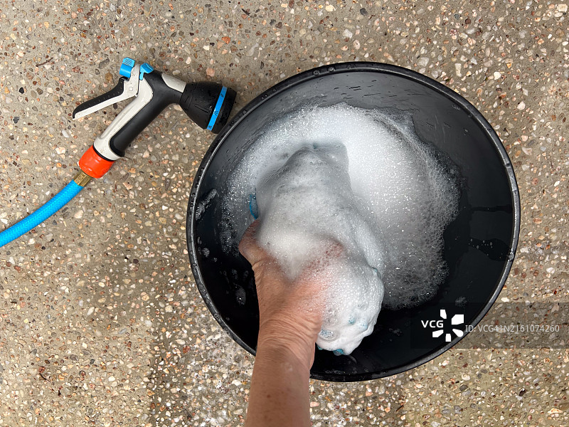 用水和肥皂装满水桶图片素材