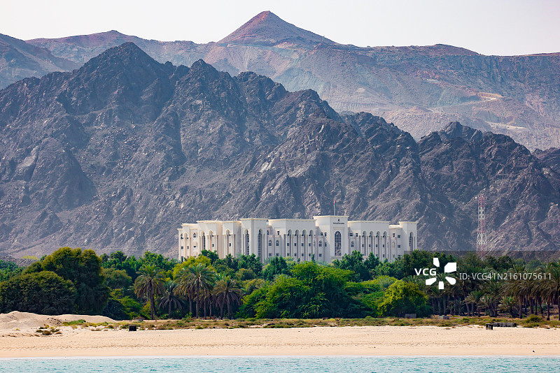 阿曼马斯喀特哈杰尔山脉背景下的宫殿图片素材