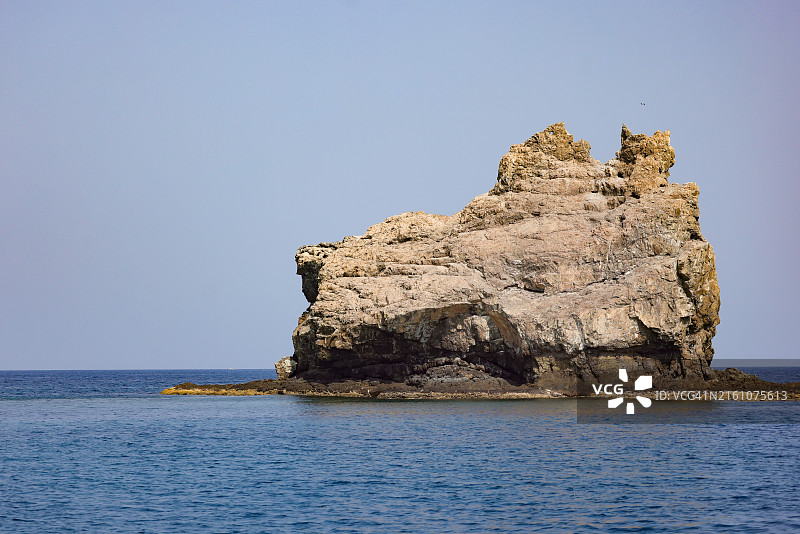 海岸水域中崎岖的岩层图片素材