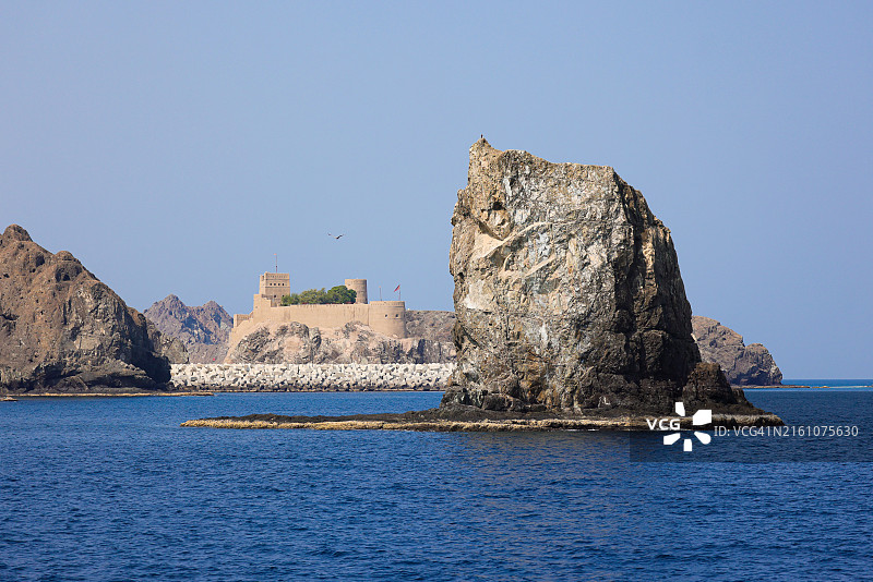 阿曼马斯喀特海岸线上的岩石露头和贾拉利堡图片素材