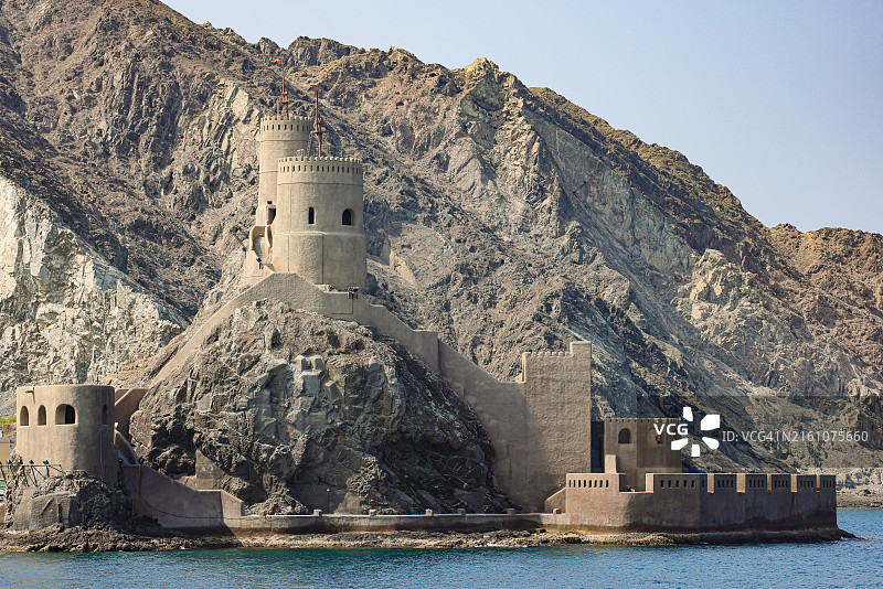 阿曼马斯喀特岩石峭壁上的贾拉利堡图片素材