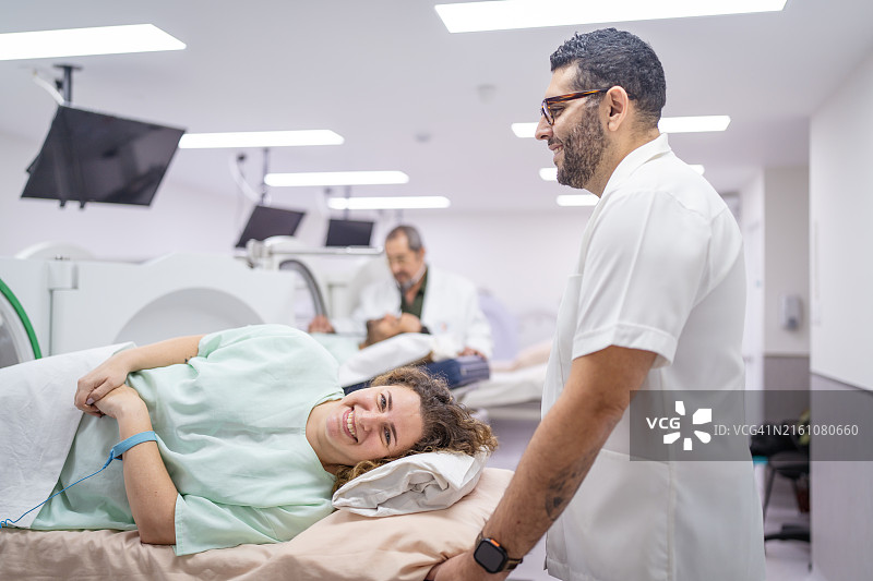 在高压氧舱中接受健康治疗后的快乐女病人图片素材