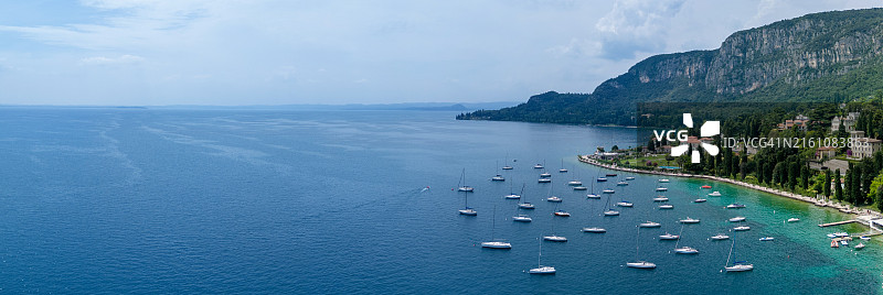 加尔达湖加尔达镇的帆船 - 意大利无人机全景图片素材