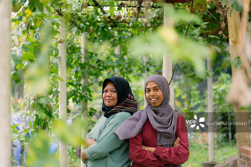 在百香果树下的穆斯林母女 портрет图片素材