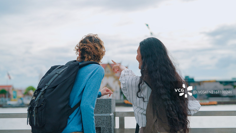 亚洲朋友旅行观赏河景图片素材