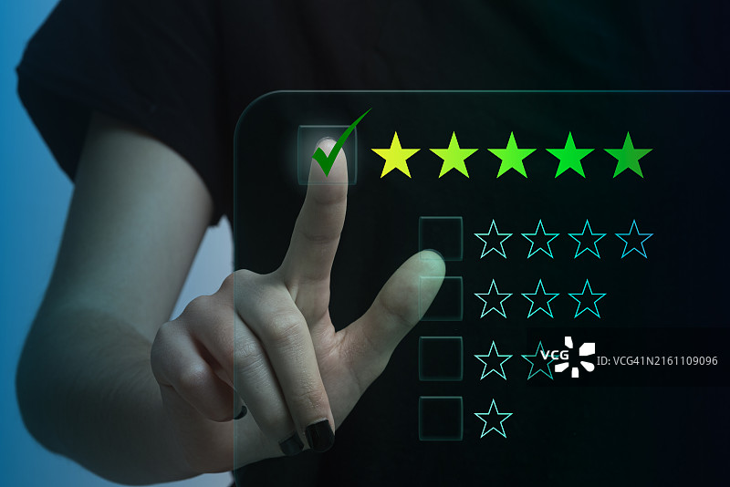 在虚拟屏幕上给出优秀五星评级的人图片素材