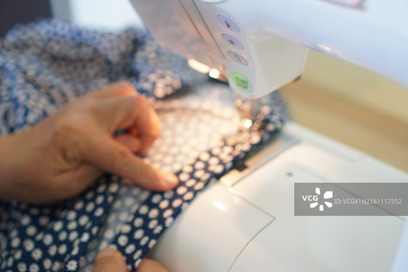 缝纫机配件与布料特写图片素材