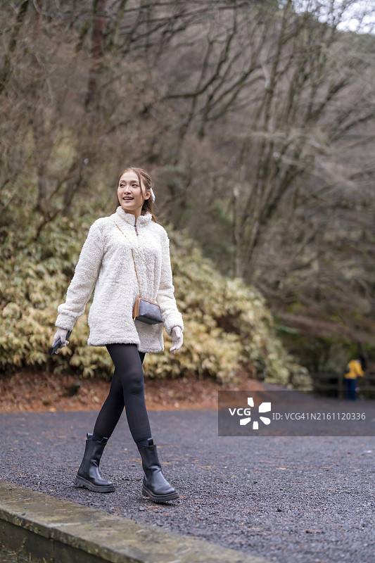 快乐的亚洲游客参观韩国通度寺图片素材