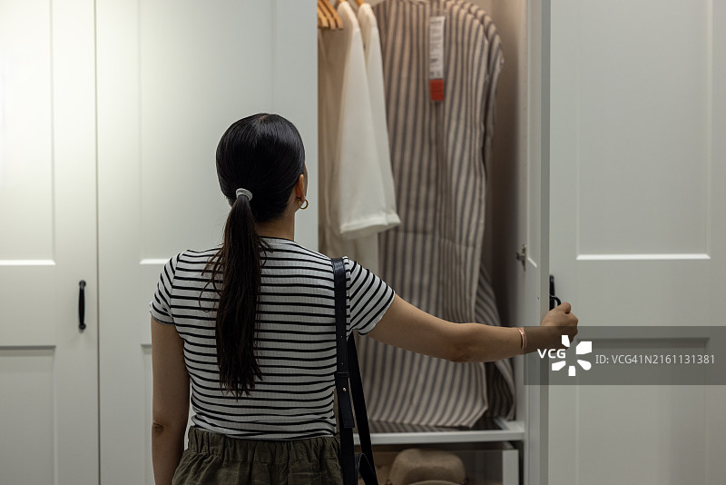在商店里看橱柜的女孩图片素材