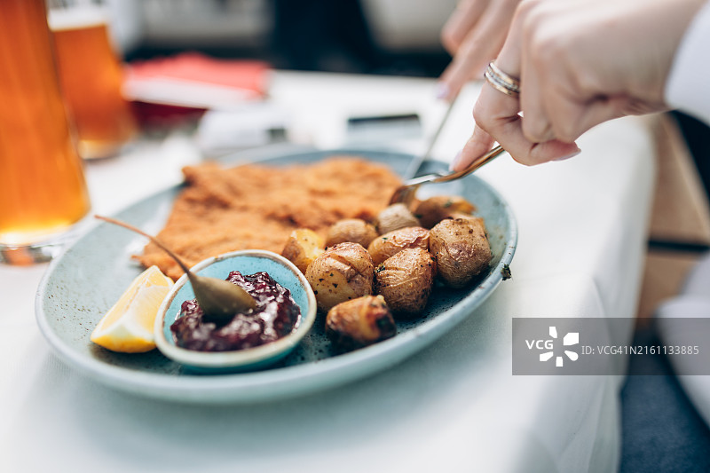 奥地利街头餐厅的传统炸肉排图片素材