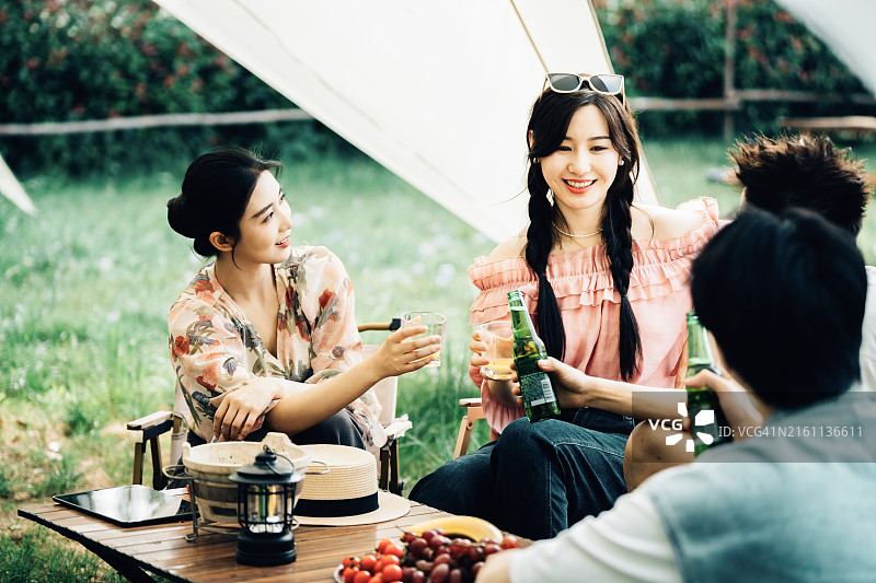 亚洲朋友在派对上举杯喝啤酒图片素材