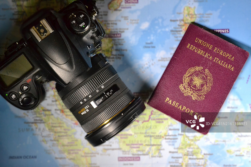 旅行概念：旅行计划、相机、护照、地图图片素材
