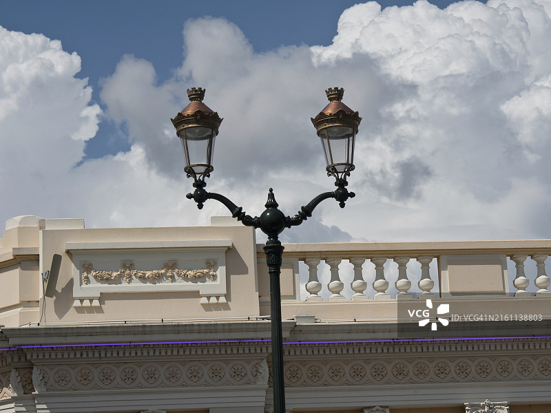 科西嘉岛阿雅克肖老建筑前的历史街灯，背景是多云的天空图片素材