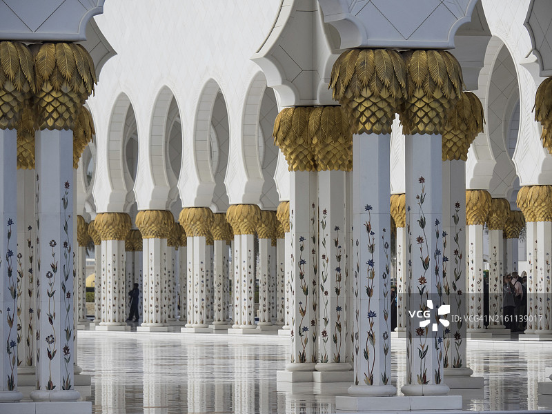 阿拉伯联合酋长国阿布扎比一座建筑的优雅华丽的金色和白色柱子图片素材