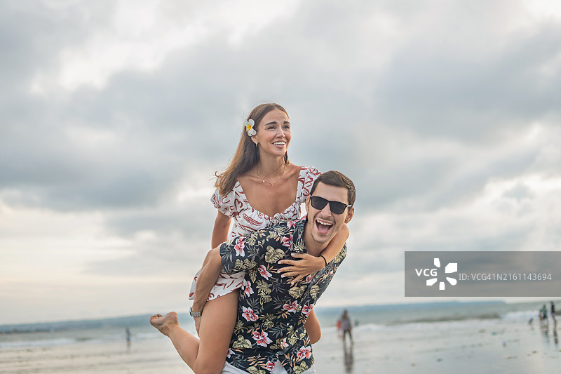 在巴厘岛库塔海滩的浪漫情侣图片素材