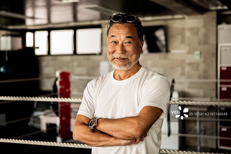 健身房里笑容满面的教练看着镜头图片素材