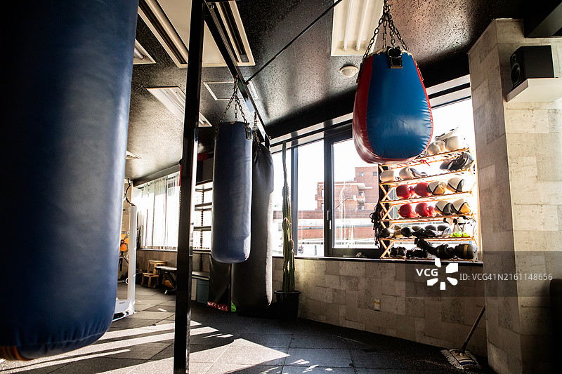 带有重型沙袋的空健身房图片素材