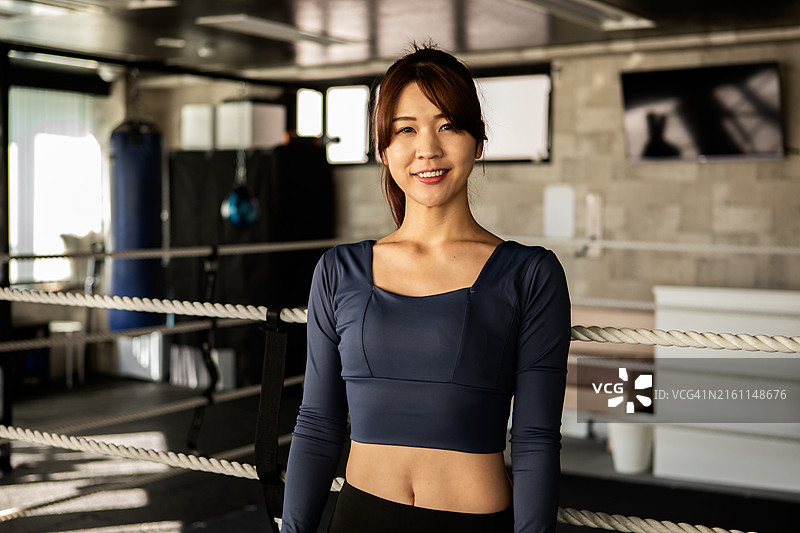 在健身房里对着镜头微笑的女人图片素材