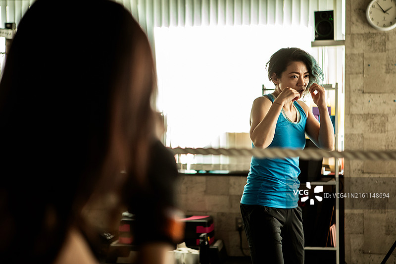 参加拳击训练的日本女人图片素材