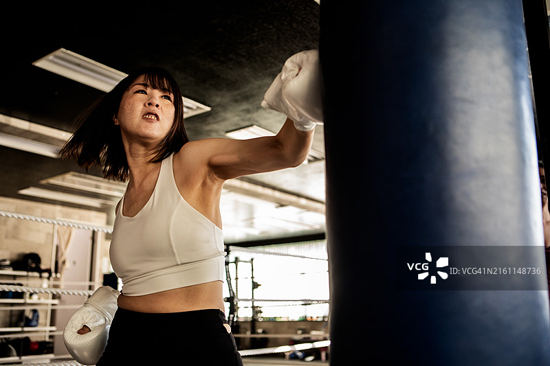 努力训练拳击的日本女人图片素材