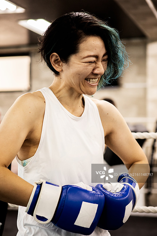 在健身房训练的日本女人图片素材