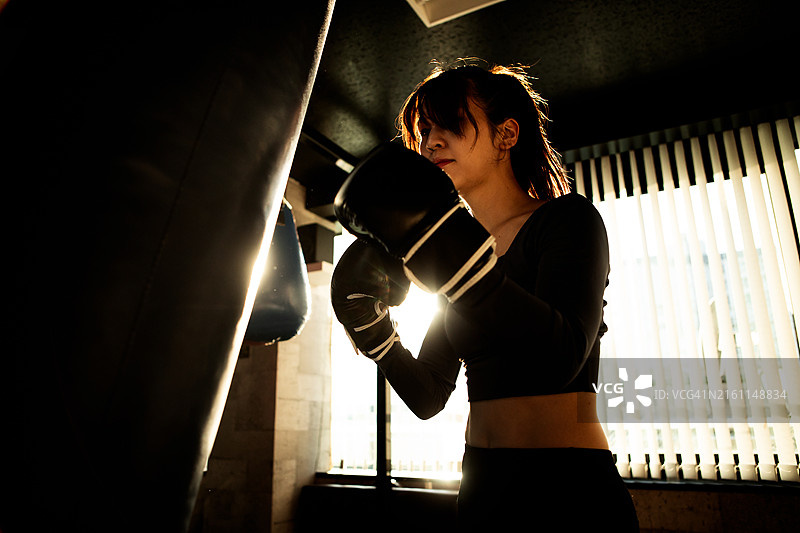 参加拳击训练的日本女性图片素材