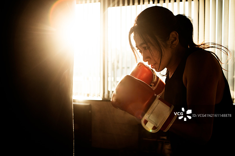 努力训练拳击的日本女人图片素材