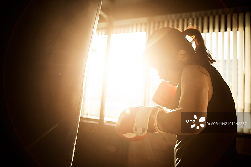 努力训练拳击的日本女人图片素材