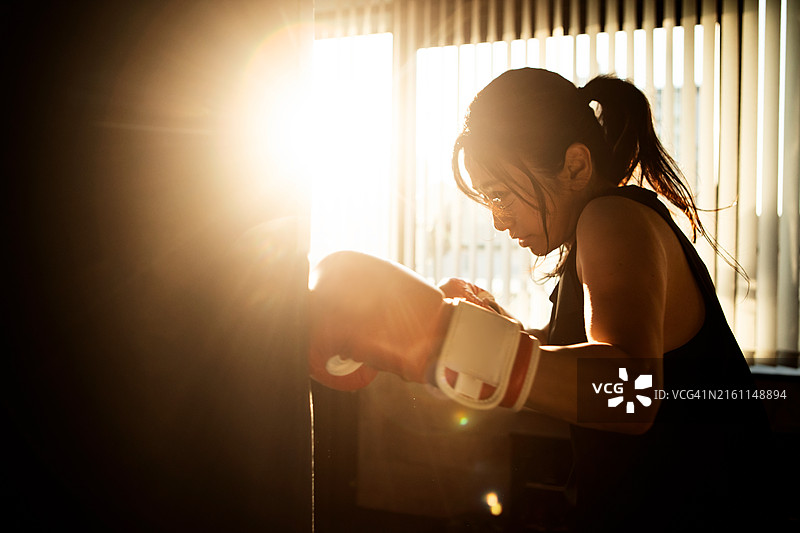 努力训练拳击的日本女人图片素材