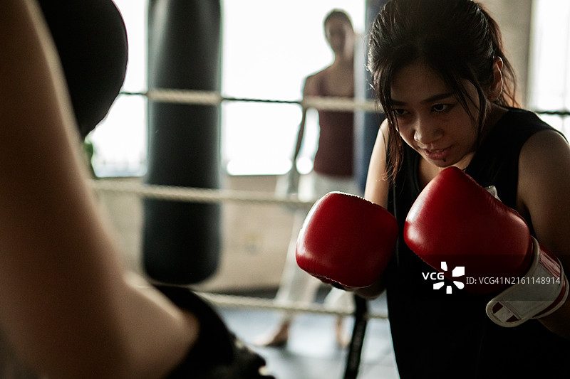 女性在拳击馆进行击打训练图片素材
