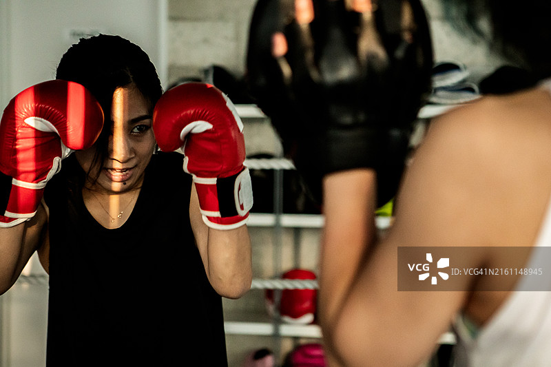 女性在拳击馆进行击打训练图片素材
