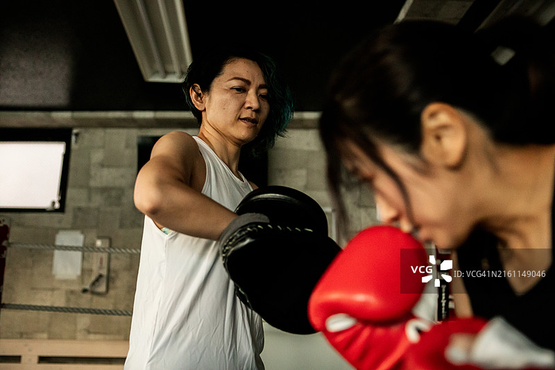 女性在拳击馆进行击打训练图片素材